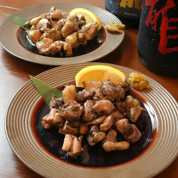 希少な種鶏のもも焼き、備長炭でじっくり香ばしく、旨み広がる肉質しっかりの一品