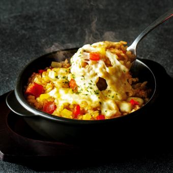 ドライカレーのチーズオーブン焼き/ホットチリの鉄板チャーハン
