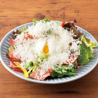 炙りベーコンと半熟卵のシーザーサラダ