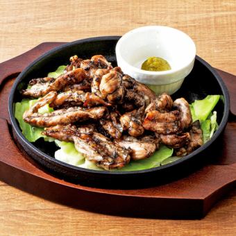 炭火焼風　鶏せせりの鉄板焼き