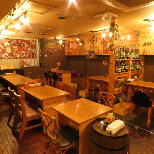 ハイテーブル・ハイチェアをはじめテーブル席ございます！《☆HIGOYAで贅沢飲み日和☆》「肉ニクしさ」あふれるジューシーなメニューをみんなで囲んでくださいっ♪