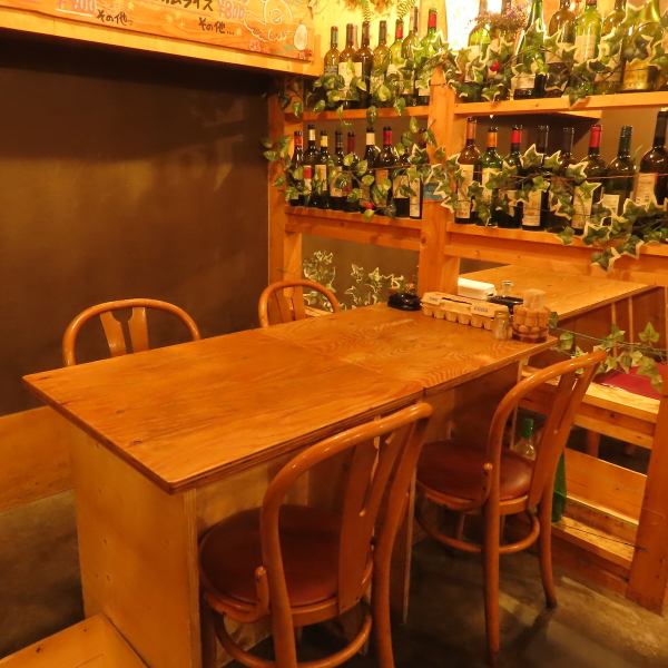 【お写真はHIGOYAこだわりのワインたち】熊本産の鶏肉「天草大王」は鶏のヘルシーさを活かしつつ、クセになる歯ごたえと噛んだときの弾力が最大の特徴。経験を積んだ料理長が、メニューごとに最大限の美味しさを引き出します。その割にお値段は良心的！落ち着いたウッド調の空間でぜひ、おくつろぎください♪