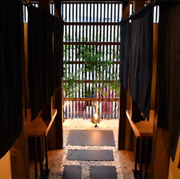 木を基調とした温かみのある全席個室の店内で、大人のデートやプライベートな時間を心ゆくまでお楽しみください。落ち着いた雰囲気の中で、特別な人との大切な瞬間を演出します。心地よい空間で、贅沢なひとときをお過ごしください。