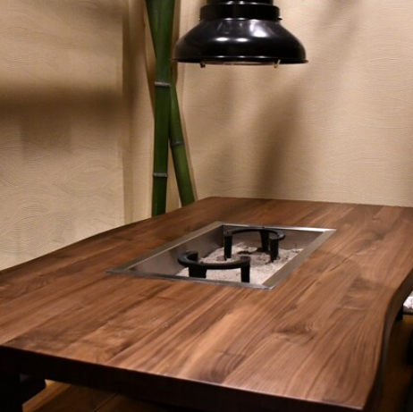 落ち着いた雰囲気の中で、アートが施された空間が心を和ませます。ゆったりとしたひとときを大切な人と共に過ごし、贅沢な食体験をお楽しみください。