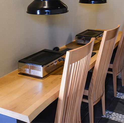 カウンター席も完備。落ち着いた空間で、大人のデートやプライベートなひとときをお楽しみいただけます。職人の技を間近で感じながら、贅沢な料理を心ゆくまで堪能してください。