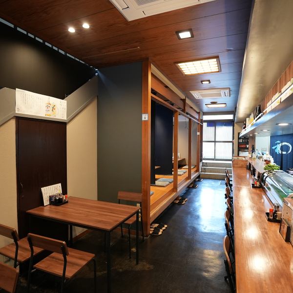 店内は最大40名様まで対応可能で、大人数のご宴会にも使い勝手の良い造りです。足を伸ばしてくつろげる人気の掘りごたつ席をはじめ、人数に合わせた間仕切りを使うことで、周りを気にせず過ごせる居心地の良い半個室風の空間も演出できます。会社の集まりや大切なご友人との宴会など、幅広いシーンにどうぞ。