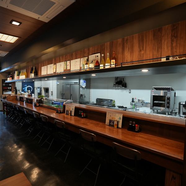 当店はお通し代やサービス料を一切いただきません♪だからこそ、お仕事帰りに「ちょっと一杯飲みたいな」「お寿司を少しだけつまみたいな」という時も、どうぞ気兼ねなく。アットホームなカウンター席は、お一人様でも居心地抜群です。一日の終わりにほっと一息つける、温かい場所をご用意しています。