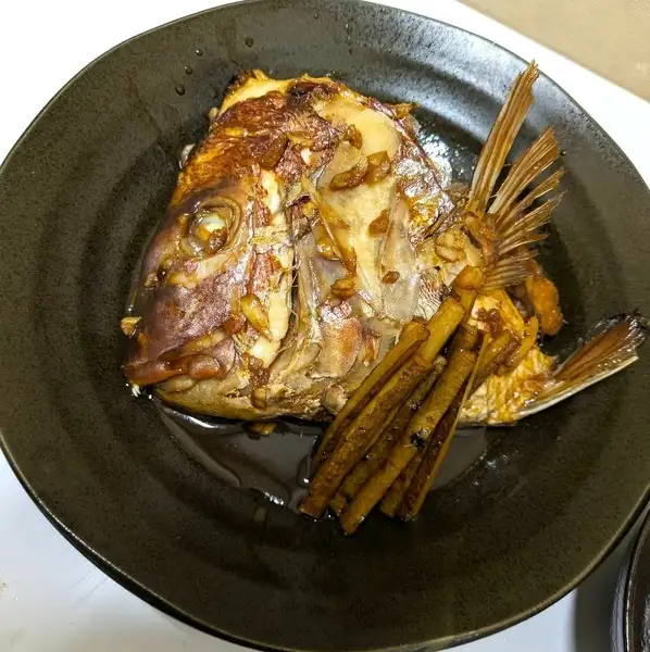 【迫力満点の見た目と濃厚な味わい】じっくり煮込んだ特製タレが絶品の「真鯛のかぶと煮」