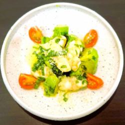 えびとアボカドのバジル和え