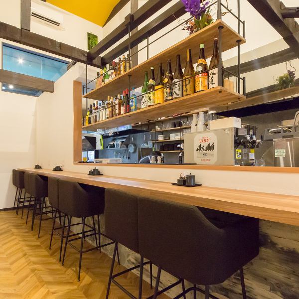 【二人の距離が縮まるカップルシート】全8席のカウンター席は、お隣同士をくっつけてカップルシートとしてご利用いただける特別仕様。肩を並べてライブ感溢れる調理風景を眺めながら、二人の時間をゆったりとお過ごしいただけます。お洒落で少し高級感のある特等席は、大切な記念日や特別な夜のデートにふさわしい空間です