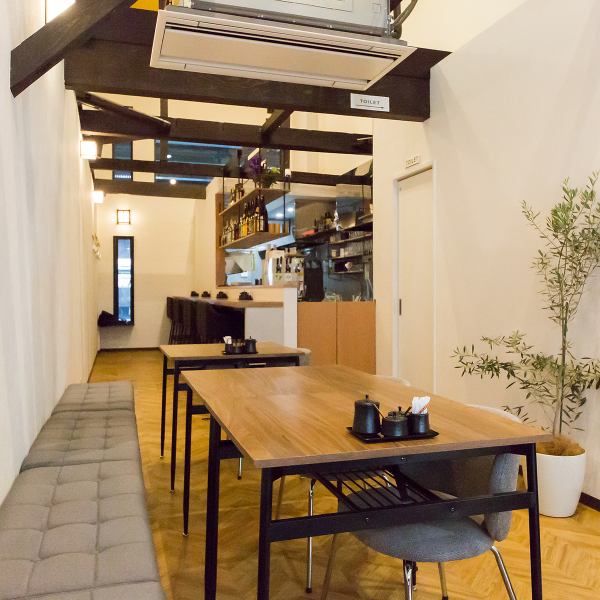 【柔軟なレイアウトのテーブル席】2名様・4名様用のテーブル席を完備。人数に合わせてお席を調整できるため、少人数の女子会から最大20名様の団体貸切まで幅広く対応可能です。16名様から貸切のご相談も承っており、会社の仲間との飲み会やオフ会など、プライベートな集まりを温かくおもてなしいたします。