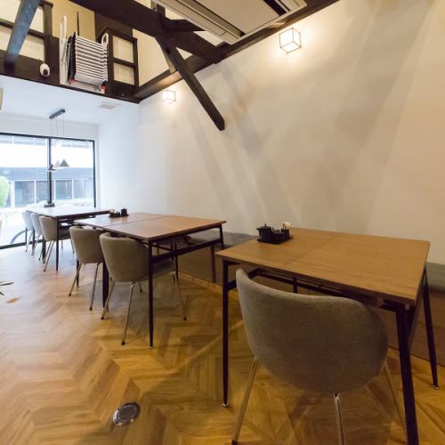 【3～4名様/少人数宴会】グループでのご利用に便利な4名様席。仕事帰りの飲み会や、友人との集まりにぴったりです。上質な雰囲気の中で、ワンランク上の居酒屋宴会を。清潔感のある店内でゆっくり寛げます。