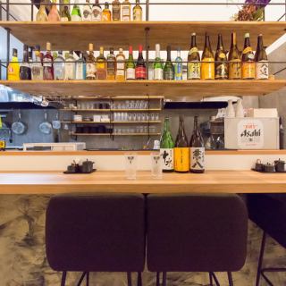 【2名様/デートに】隣り合う席をくっつけて「カップルシート」として利用可能。肩を並べて座れるため、二人の距離が自然と縮まります。お洒落な雰囲気の中、熱々の創作串をシェアしながら特別な夜をお過ごし下さい。