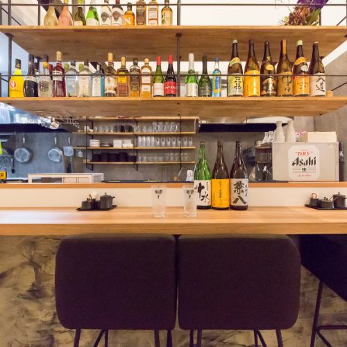 【2名様/デートに】隣り合う席をくっつけて「カップルシート」として利用可能。肩を並べて座れるため、二人の距離が自然と縮まります。お洒落な雰囲気の中、熱々の創作串をシェアしながら特別な夜をお過ごし下さい。