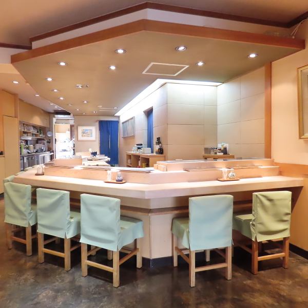 清潔感があり、品のある落ち着いた雰囲気が広がる店内。暖かい木のぬくもりを感じられるカウンター席は快適なスペースが確保されており、ゆったりとした時間を過ごすのにおすすめです。お料理をゆっくり楽しむことができるので、お一人様でのお食事や、大切な人との特別な時間を過ごす際にご活用いただけます。