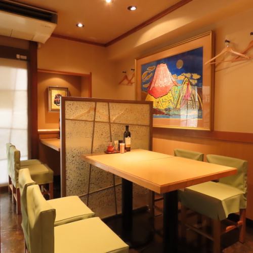 <p>落ち着いた雰囲気が魅力の店内は、会食やデートでのご利用におすすめです。お誕生日や記念日などの特別な日に素敵な時間をご提供いたします。またビジネスシーンでのご利用も好評で、接待等にもご活用いただけます。上質なリラックス空間で、当店自慢の美食のおもてなしとともに心地よいひとときをお楽しみください。</p>