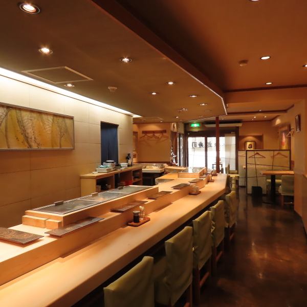 カウンター席も適切なスペースがあり、お食事や会話をゆっくりとお楽しみいただけます。お二人様～少人数でのお食事でのご利用におすすめです。お席にはカウンターが設置されており、職人が目の前で調理する様子もお楽しみいただけます◎作りたての美味しい状態を楽しむ贅沢なお食事時間を心ゆくまでお過ごしください。