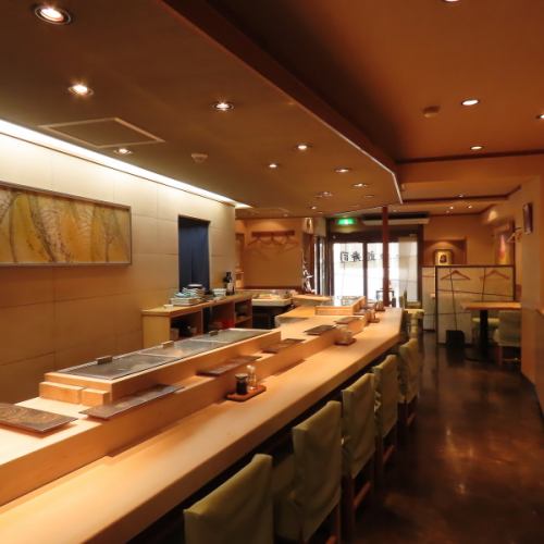 <p>カウンター席も適切なスペースがあり、お食事や会話をゆっくりとお楽しみいただけます。お二人様～少人数でのお食事でのご利用におすすめです。お席にはカウンターが設置されており、職人が目の前で調理する様子もお楽しみいただけます◎作りたての美味しい状態を楽しむ贅沢なお食事時間を心ゆくまでお過ごしください。</p>