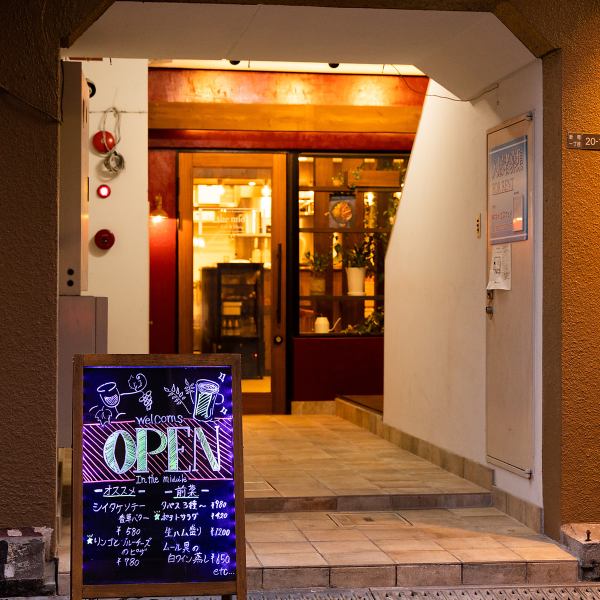 Our store is marked by a glowing neon signboard! When you see this signboard, please go inside! It's only a 3-minute walk from Yotsubashi Station, so please come and visit us!