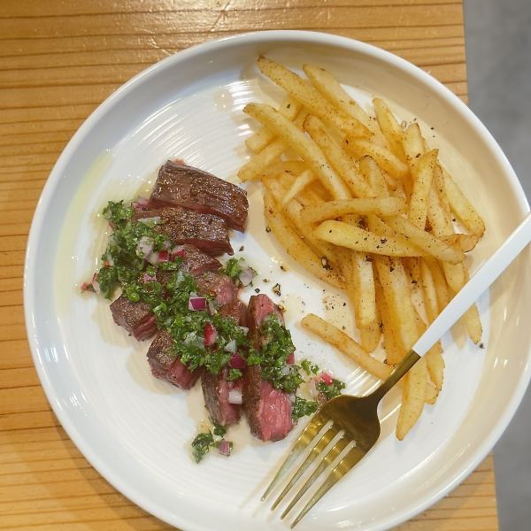 [Our most popular item] Skirt steak and French fries are very popular among female customers!