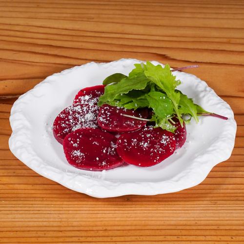 ビーツのカルパッチョ　低温でローストしたビーツは甘くバルサミコの甘酸っぱさと相性◎