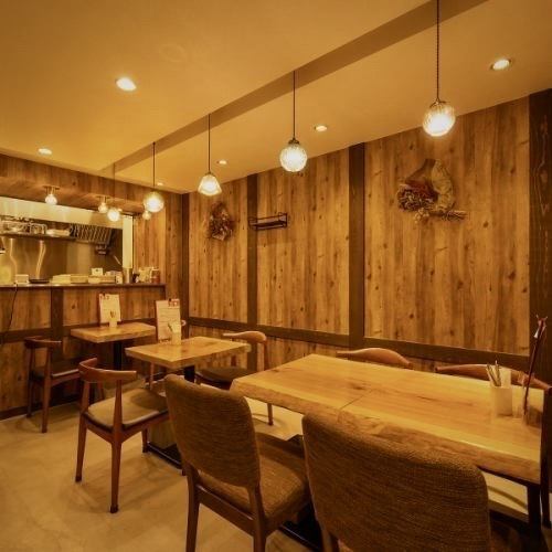 【7名様から貸し切りOK】隠れ家空間を丸ごと独占、小人数の忘年会に最適です。お洒落な空間を貸し切りできるので誰にも邪魔されない特別なひと時を。カウンターと合わせて最大１３名様ご利用できます。