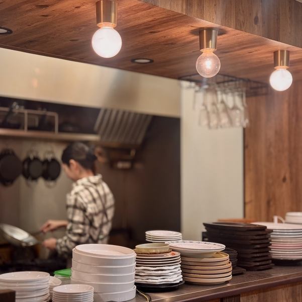 【オープンキッチン】女性シェフがお料理、接客で皆様をおもてなし。