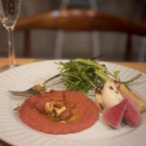 ビーツピンクのフムスとグリル野菜