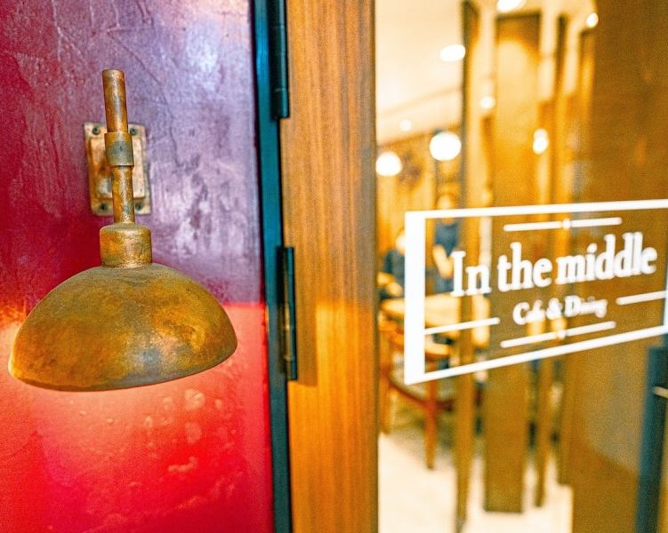 【隠れ家でゆっくり過ごす夜に】四ツ橋のレトロなマンションの奥に佇む小さな隠れ家。扉を開けると、木の温もりと優しい灯りに包まれた空間が広がります。