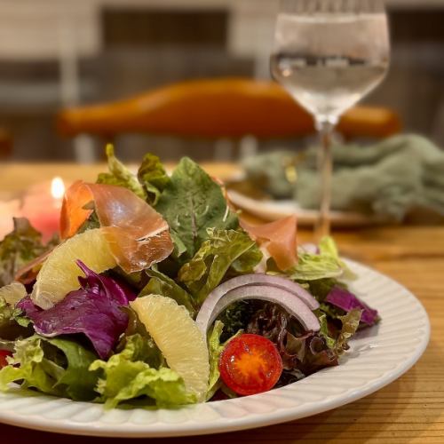 生ハムとフルーツのサラダ