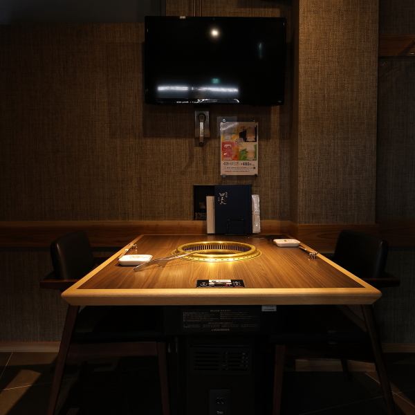 【デートや記念日にぴったりな個室】有名建築事務所デザインのこだわり店内。カウンターから、照明、椅子までこだわり抜いた妥協のない食事空間。デートや会食、個室は2名から最大12名までの対応可能。