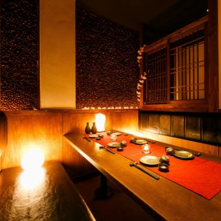 ご友人様との飲み会、女子会などにも最適な4名様用テーブル個室です！こだわりのおしゃれな空間が非日常的なお時間をお届けします♪
