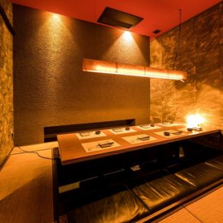 当店は木の温もりあふれる和モダン個室を多数ご用意！何度来ても落ち着ける空間でお過ごしいただけます！