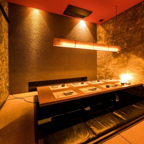 当店は木の温もりあふれる和モダン個室を多数ご用意！何度来ても落ち着ける空間でお過ごしいただけます！