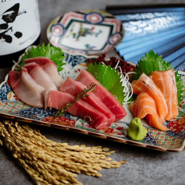 毎日市場から直送される新鮮な魚を使用し、刺身、焼き魚、煮魚など、豊富なメニューをご用意！