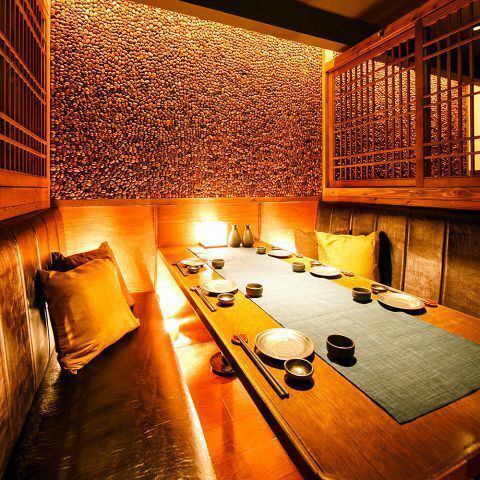 我们的餐厅是町田地区最大的私人居酒屋餐厅之一。它非常适合招待客人、商务晚宴、闺蜜之夜、约会,甚至与亲人庆祝特殊场合。餐厅可供最多 100 人包场,是举办大型宴会(如欢迎会、告别会和年终派对)的理想场所。我们以真诚的待客之道和采用时令食材烹制的佳肴,希望为您带来满意的体验。