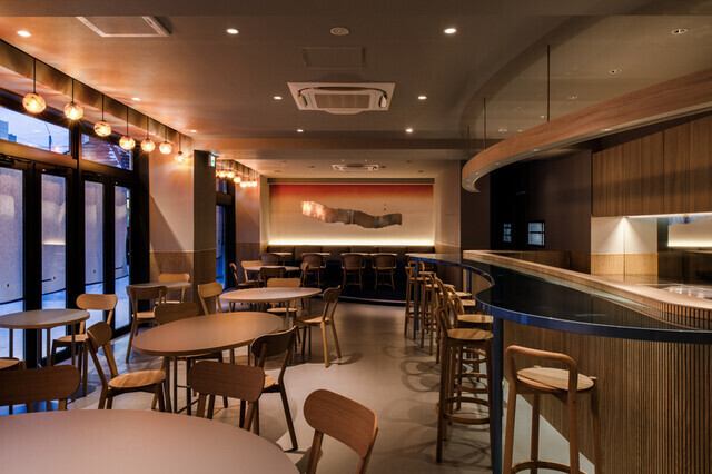 夜晚，酒吧的灯光会发生变化，呈现出更加成熟的氛围。此外，店内还装饰有灯笼形的灯具和暖帘，让您在轻松的空间里享受特别的时光。推荐用于与伴侣约会、周年纪念、与朋友聚会、女孩之夜等！