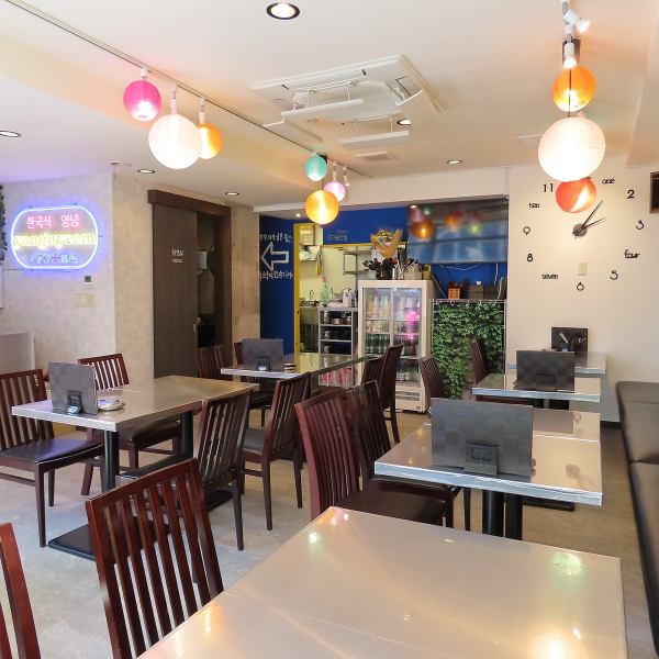 A fantastical space illuminated with trendy neon lights.Its modern design will make you forget that you are in Tennocho.The excellent atmosphere is sure to liven up any date or girls' get-together.Please make full use of it.