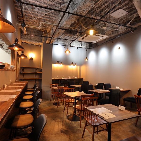 落ち着いた雰囲気の店内では、大切な方とのゆっくりとした時間をお過ごしいただけます。デートやママ会、少人数のご宴会、お一人での作業など、さまざまなシーンでご利用いただける心地よい空間です。