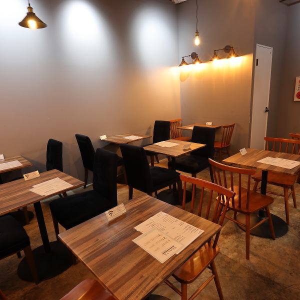 自然の木を感じるテーブルが並ぶ店内は、リラックスしたい時にぴったりです。お食事や読書、友人との会話に華を咲かせるのにも最適。カウンターにはWi-Fiと電源タップもあり、作業スペースとしても活用いただけます。全20席の居心地の良い空間で、心安らぐ時間をお楽しみください♪