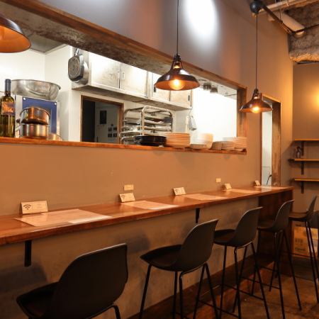 カウンターでは電源タップやWi-Fiも完備しているので作業スペースや小休憩としても幅広くご利用いただけます。お仕事帰りのご褒美にも、お気軽にお立ち寄りください!