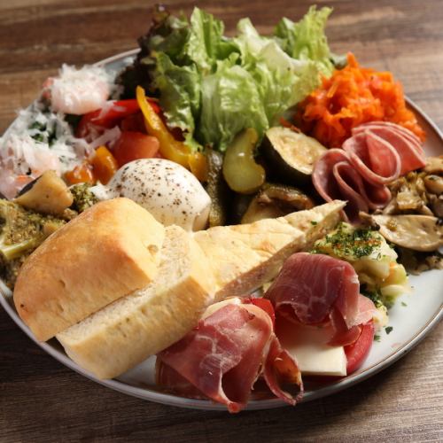 10種のデリとスコーンのプレート