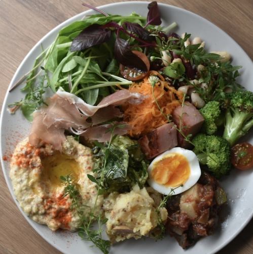 10種のデリとスコーンのプレート