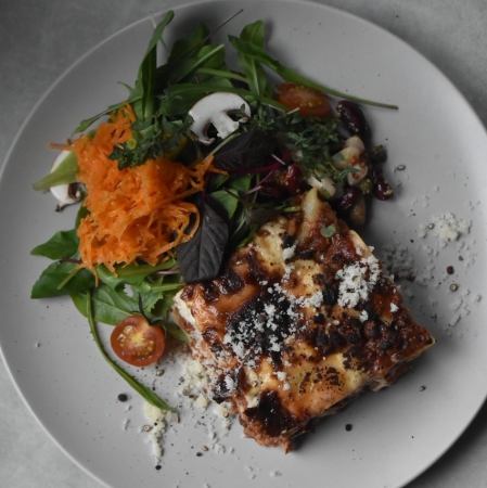 自家製ボロネーゼのラザニアとパンのプレート