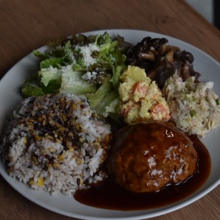 チーズハンバーグと雑穀米のプレート