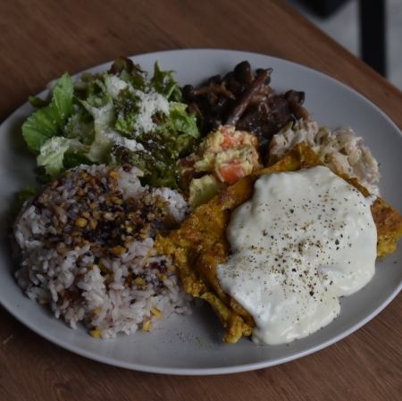 タンドリーチキンと雑穀米のプレート