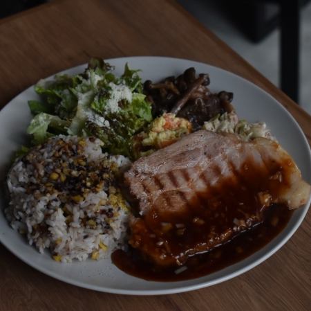 レモンペッパーポークと雑穀米のプレート