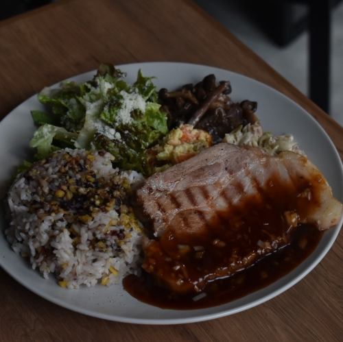 レモンペッパーポークと雑穀米のプレート