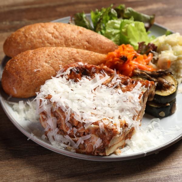 【自家製ラザニアとパンのプレート】自家製ラザニアとパンのボリューム満点のプレートをご堪能ください◇