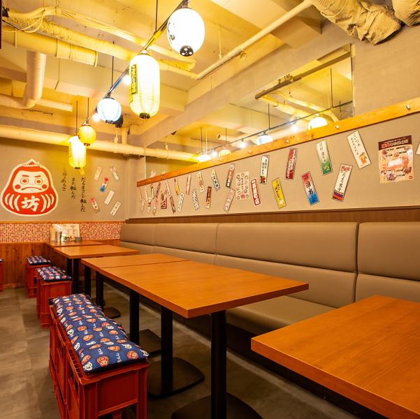 無論是獨自用餐還是多人聚餐，這家人氣居酒屋都非常適合各種場合。開放式的店內從外觀看起來熙熙攘攘，而輕鬆愜意的氛圍，更是讓您放鬆身心的絕佳去處！ #梅田 #茶屋町 #烤雞肉串 #大阪 #烤雞肉串 #居酒屋 #人氣酒吧 #新酒吧 #月餅 #生魚片 #炸雞
